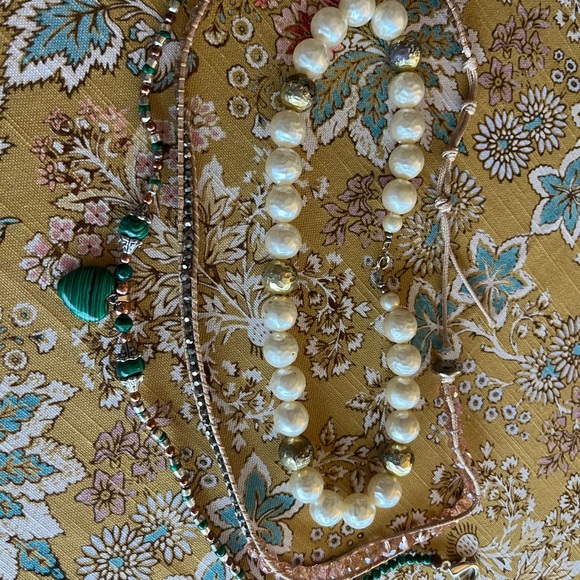 Elegant Pearl and Green Heart Necklace Set - Picture 2 of 2